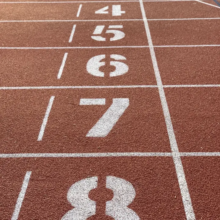 Linia mety z numerami torów